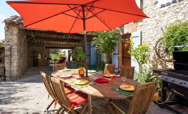 Bientôt les vacances de Pâques au Mas de Lencieu, Les Dentelles de Montmirail, Le Mas de Lencieu