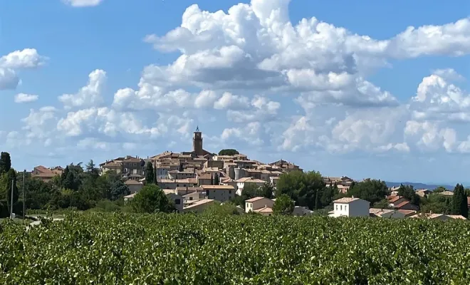 Bientôt les vacances de Pâques au Mas de Lencieu, Les Dentelles de Montmirail, Le Mas de Lencieu