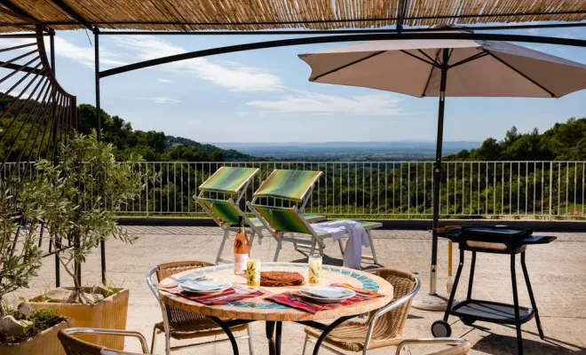 Le Mas de Lencieu à l'honneur dans 4 saisons magazine, Les Dentelles de Montmirail, Le Mas de Lencieu